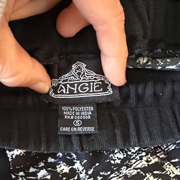 🌸Angie Black and White Patterned Capris - Picture 5 of 8